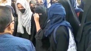 காலேஜ் உள்ளே விடுங்க ப்ளீஸ்.. கர்நாடகாவில் கண்ணீர்விடும் மாணவிகள்.. ஹிஜாப் அணிந்தால் தடை.. கொடூரம்! 