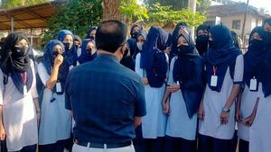  ஹிஜாப்.. இஸ்லாமிய மாணவியருக்கு மிரட்டல் கால்! போன் நம்பரை லீக் செய்த கல்லூரி? கர்நாடகாவில் கொடுமை! 