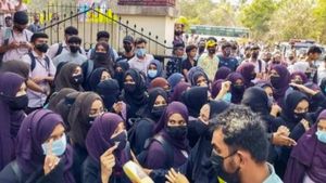 ஹிஜாப் எங்கள் தலையை தான் மறைக்கிறது, மூளையை அல்ல.. நேருக்கு நேர் சீறிய மாணவி.. நழுவிய பாஜக அமைச்சர் 