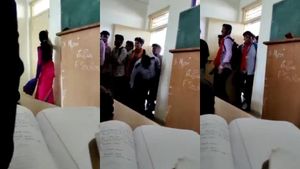 கைமீறி போகுது! கும்பலாக கதவை திறந்து! இஸ்லாமிய மாணவிகளின் வகுப்பிற்குள் நுழைந்த இந்துத்துவா கும்பல் 