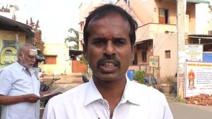 எனக்கு ஓட்டு போட்டா கொசுக்களை ஒழிப்பேன்.. எலிகளை பிடிப்பேன்.. அட்ராசிட்டி பண்ணும் சுயேட்சை வேட்பாளர்
