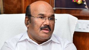  அதிமுகவை யாரும் மிரட்ட முடியாது... ஒன்றரைக் கோடி தொண்டர்களின் வாயை மூட முடியாது - ஜெயக்குமார் 