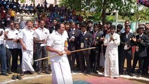  அடேங்கப்பா! என்ன ஒரு வேகம்.. சிலம்பம் சுழற்றிய அமைச்சர் மனோ தங்கராஜ்.. வியந்து பார்த்த நாகர்கோவில்