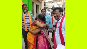  ப்பா.. சூப்பர்ல.. நடுத்தெருவில் கட்டிப்பிடித்து கொண்ட 