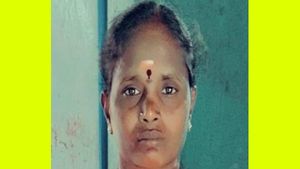 சித்தாளுடன் கிளாஸ்ரூமில் நுழைந்த கொத்தனார்.. விடிந்தும் வெளியே வரவில்லை.. விக்கித்த விழுப்புரம்