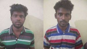 “நாங்க வேற மாறி வேற மாறி”, போலீசின் கையை கடித்த அஜித் ரசிகர்கள்..திருச்சியில்“வலிமை” அட்ராசிட்டி..! 