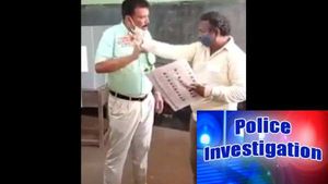 'கள்ள ஓட்டு போடுறாங்க'... ஹிஜாப்பை அகற்ற சொல்லி குடிபோதையில் பாஜக ஏஜெண்ட் ரகளை - போலீஸ் விசாரணை!