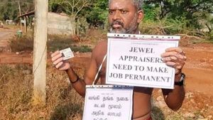 அரைநிர்வாண கோலத்தில்.. காலங்காத்தாலேயே பூத்தில் ஷாக்.. ஒரு அதிகாரி செய்யற காரியமா இது..!  