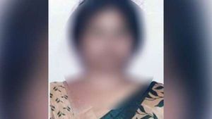 அப்டி போடு.. மூச்சிரைக்க ஓடிவந்து.. லேடி டாக்டரிடம் நெருங்கி சென்ற இளைஞர்.. அப்பறம் நடந்ததை பாருங்க