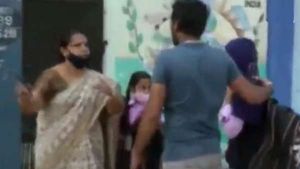 கர்நாடகாவில் பள்ளிகள் திறப்பு: ஹிஜாப் அணிந்துவந்த மாணவி; அனுமதி மறுத்த டீச்சர்! பெற்றோர் வாக்குவாதம்