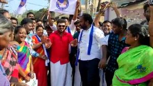 வோட்டு போட விஜய் வந்தாரே அதே மாதிரி சைக்கிளில்.. மெர்சல் கெட்டப்பில் மதுரையில் வலம் வந்த ரசிகர்! 