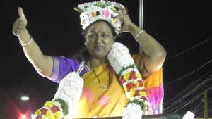 யாருமே இல்லாத டீக்கடையில் யாருக்குப்பா.. தேமுதிக பரிதாபங்கள்.. திருச்சியில் 