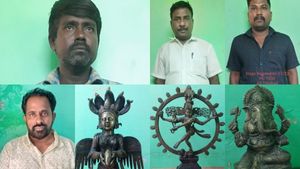 7 சாமி சிலைகளை விற்க முயன்ற பாஜக ராமநாதபுரம் நிர்வாகி உட்பட 4 பேர் அதிரடி கைது- கட்சி பதவி பறிப்பு! 