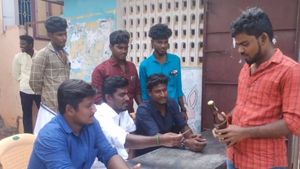 திருமணத்திற்கு வந்தால் குவாட்டர்,சிக்கன் இலவசம்.. ஆனால் ஆதார் கட்டாயம்! சர்ச்சையை கிளப்பிய இளைஞர்கள்