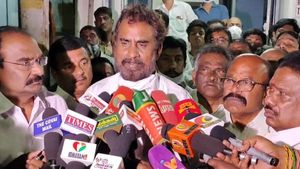 குண்டுகட்டாக கைது செய்யப்பட்ட எஸ்.பி.வேலுமணி விடுதலை.. திமுகவினரின் ஜனநாயக படுகொலை என ஆவேச பேட்டி 
