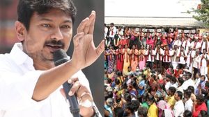 குடும்ப தலைவிகளுக்கு 1000 ரூபாய் எப்போ தருவீங்க.. கூட்டத்தில் கேட்ட நபர்.. உதயநிதி கொடுத்த பதில்! 