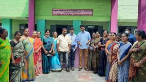 அரசு பள்ளிக்குள் திடீரென விசிட் அடித்த அமைச்சர் அன்பில் மகேஷ்.. அதிர்ச்சியில் உறைந்து நின்ற ஆசிரியர்