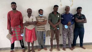 நாகை மீனவர்கள் 6 பேரை கைது செய்து இலங்கை கடற்படை அட்டூழியம் 