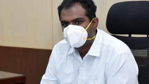 எல்லா அரசு அதிகாரிகளும்.. வாரத்திற்கு ஒரு நாள் இதை செய்யணும்! மதுரை ஆட்சியர் ஸ்ட்ரிக்ட் உத்தரவு