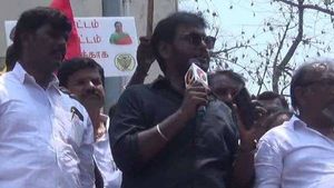 ஆயேஹே! ஆயேஹே! - பெட்ரோல், டீசல் விலையேற்றத்தை கண்டித்து இந்தியில் முழக்கமிட்ட விஜயகாந்த் மகன் 