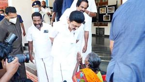 முகமெல்லாம் புன்னகை.. கையில் 2 ஆயிரம்.. வேலம்மாள் பாட்டி ஞாபகம் இருக்கா.. நேரில் சந்தித்த முதல்வர் !