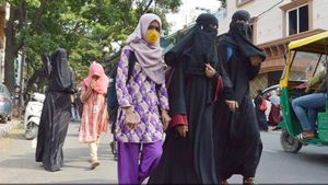 கர்நாடகா.. ஹிஜாப் அணிந்த மாணவிகளுக்கு தேர்வு எழுத அனுமதி கேட்ட கண்காணிப்பாளர் பாத்திமா சஸ்பெண்ட் 