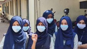  பள்ளியில் ஹிஜாப் அணிய அனுமதி இல்லை: கர்நாடக ஹைகோர்ட் தீர்ப்புக்கு எதிராக உச்சநீதிமன்றத்தில் அப்பீல்?