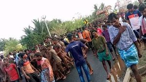 பாத்திருக்க வாய்ப்பே இல்ல.. இப்படி எல்லாம் திருவிழாவா? சேற்றில் முக்கி செருப்பால் அடித்து.. வினோதம்!