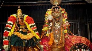 முருகனின் அறுபடை வீடுகளிலும் ஆடிக்கிருத்திகை கோலாகலம்..பால்குடம் சுமந்த பக்தர்கள் 