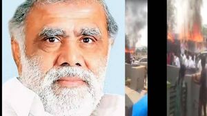 அமைச்சர் ஐ.பெரியசாமியை வரவேற்க ஆயிரம் வாலா..காதணி விழா பந்தலில் பற்றிய தீ.. தெறித்து ஓடிய உறவினர்கள்