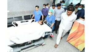 ஸ்ட்ரெச்சரில் அழைத்து செல்லப்பட்ட தெலுங்கானா முதலமைச்சர்.. சந்திரசேகர ராவுக்கு என்னாச்சு..?
