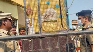  விழுப்புரத்தில் பரபரப்பு! பெரியார் சிலையைச் சேதப்படுத்திய மர்ம நபர்கள்! கொந்தளித்த பொதுமக்கள்