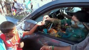சாக்லேட் கொடுத்த சசிகலா..உற்சாகத்தில் தொண்டர்கள் -பரபரப்பாகும் அதிமுக, விறுவிறுப்பாகும் அரசியல் களம் 