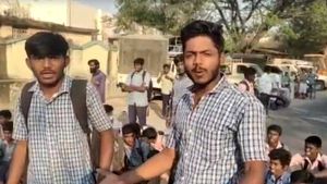 பொறுமையிழந்த பள்ளி மாணவர்கள்... ஒசூர் அருகே.. சாலையை மறித்து போராட்டம்! டிராபிக் ஜாம் 