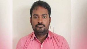 கொள்ளையடித்த பணத்தில் நடிகைகளுடன் உல்லாசம்.. பிடித்துவிட்டால் நகையை கிப்ட்டாக கொடுத்த நீராவி முருகன்