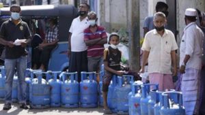இலங்கையில் சிலிண்டர் தட்டுப்பாடு.. அரசு பணம் செலுத்தாததால் நங்கூரமிட்டு நிற்கும் எரிவாயு கப்பல்கள் 