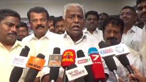 உங்களுக்கு என்ன உரிமை இருக்கு? ஒன்று விடாமல் புட்டு புட்டு வைத்து.. ஓபிஎஸ் மீது மாஜி சரமாரி அட்டாக் 