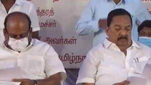 அரசு நிகழ்ச்சியில் திடீர் மின்தடை..  15 நிமிடம் பேசாமலேயே நின்ற எம்எல்ஏ..கிருஷ்ணகிரி பரபரப்பு 