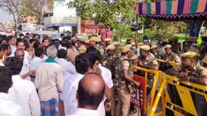 அன்னவாசல் பேரூராட்சி தலைவர் தேர்தலில் திமுகவினர் சாலை மறியல்.. அமைச்சர் பேச்சுவார்த்தை 