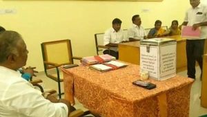 குளு குளு குற்றாலத்தில் அனல் பறக்கும் அரசியல்! 2-வது முறையாக மறைமுகத் தேர்தல் ஒத்திவைப்பு! 