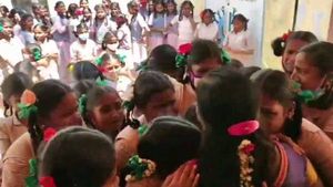 பணிமாறுதல் பெற்ற 5 ஆசிரியர்கள்... கட்டிப்பிடித்து கண்ணீர் விட்ட அரசுப்பள்ளி மாணவிகள்.. நெகிழ்ச்சி