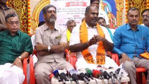 “இபிஎஸ் -ஓபிஎஸ் அதிமுகவின் பாதுகாப்பு கவசம்” தலைமைக்கு கட்டுப்பட வேண்டும் என்கிறார் ஆர்பி.உதயகுமார்!