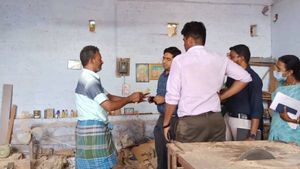 ஜாடி முதல் பம்பரம் வரை மரங்களால் ஆன கைவினை பொருட்கள் உற்பத்தி.. மாவட்ட ஆட்சியர் நேரில் ஆய்வு 
