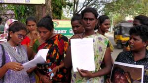 19 வயது இளைஞரை காதலித்து திருமணம் செய்த திருநங்கை மீது கடும் தாக்குதல்.. எஸ்பியிடம் புகார்! 