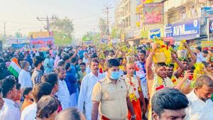இதுதான் தமிழ்நாடு.. ஹிஜாப் தீர்ப்புக்கு எதிராக போராட்டம்.. முருகர் காவடிக்கு வழிவிட்ட இஸ்லாமியர்கள்! 