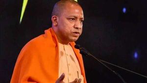 யோகிக்கு எதிராக வாட்ஸ் அப் ஸ்டேட்டஸ் - 19 வயது அக்ரம் அலியை கைது செய்த உபி போலீஸ் 