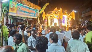 கூடலூர் பெருமாள் கோயிலில் சித்திரை திருவிழா - விதை நெல் மணிகளை சுவாமிக்கு படைத்த விவசாயிகள் 