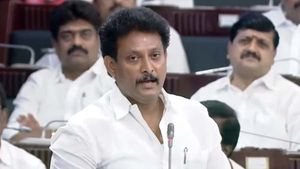 எத்தனையோ மாணவர்களுக்கு மாலை போட்டுள்ளேன்.. ஆனால் நேற்று போட்ட அந்த மாலை.. கண் கலங்கிய அன்பில் மகேஷ்!
