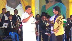  பட்டென மைக்கை எடுத்த அமைச்சர்! திமுக நிகழ்ச்சியில் எம்ஜிஆர் பாடல்.. ஸ்டேஜை பார்த்தால் ஒரே பண மழை