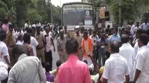மெட்ராஸ் படம் போல் சுவற்றுக்காக சண்டை... கரூரில் திமுக - பாஜக இடையே மல்லுக்கட்டு 